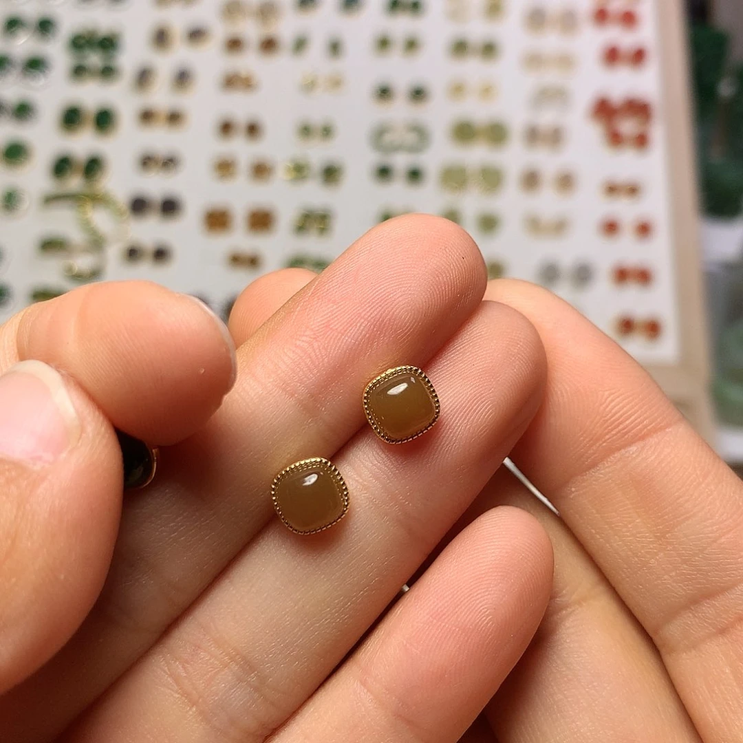 银S925镀金镶嵌和田玉（糖玉）耳饰何*