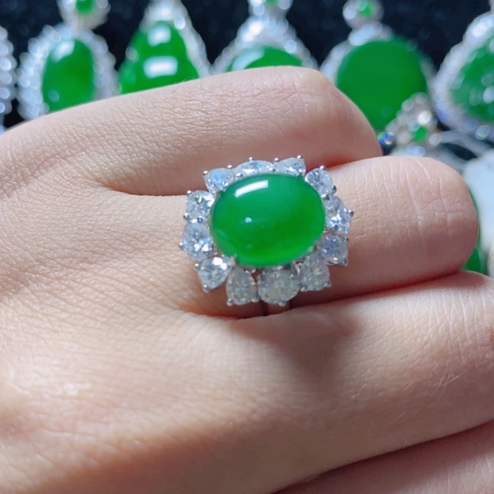 翡翠颈饰18K金镶嵌88。