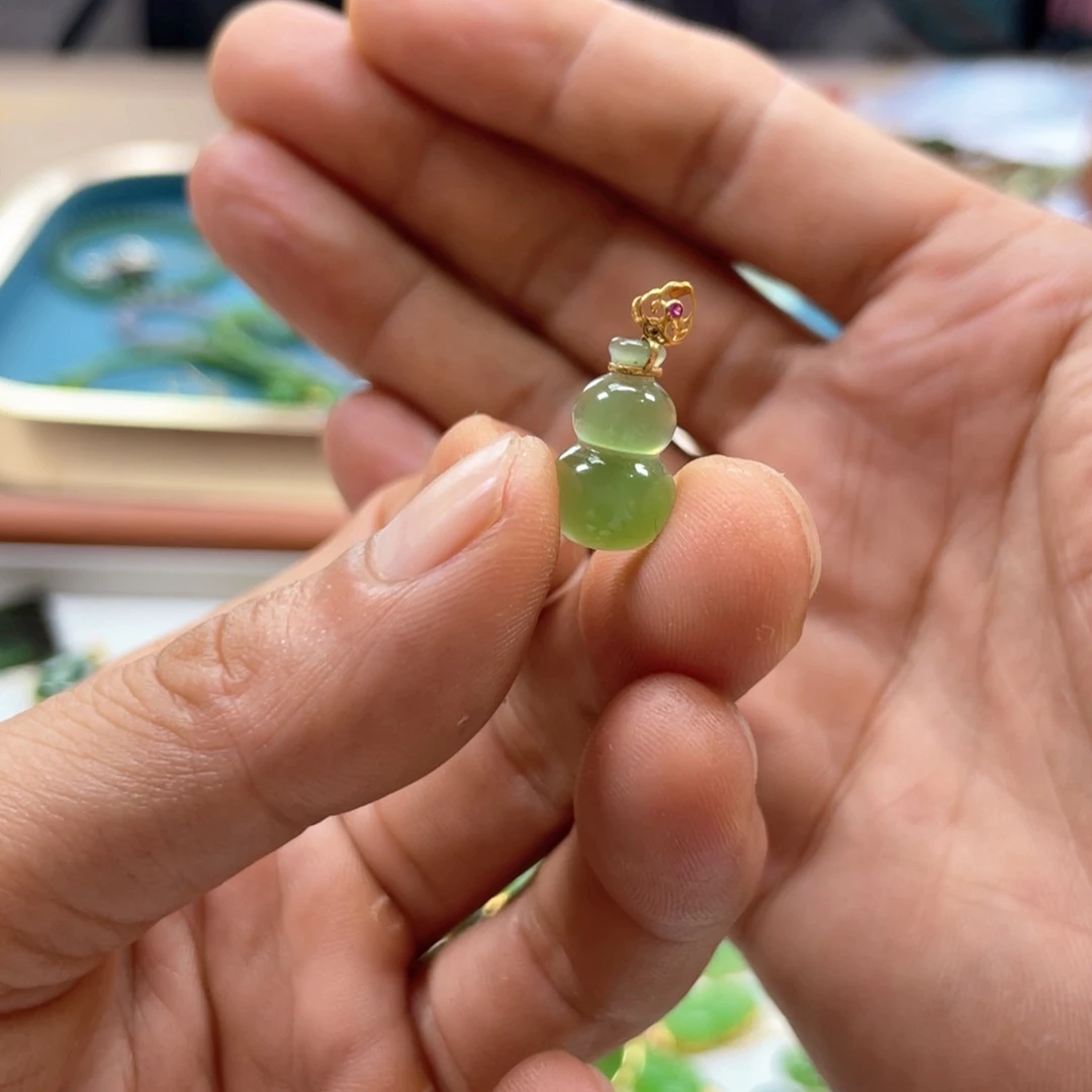 颈饰18K金镶嵌和田玉（碧玉）