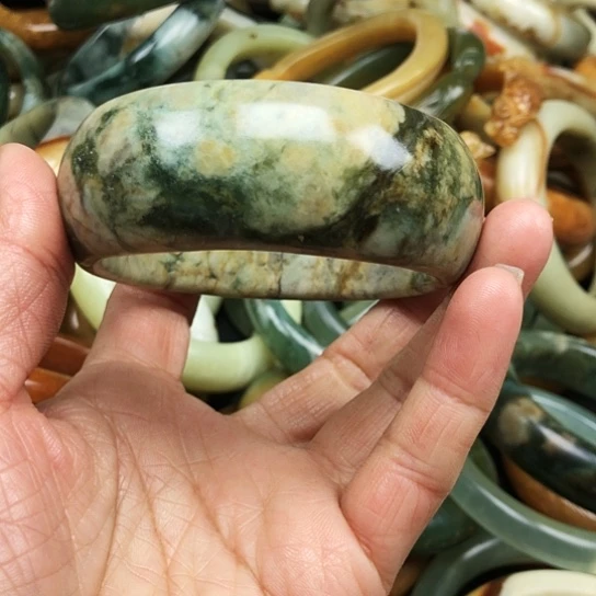 蛇纹石玉手镯未镶嵌