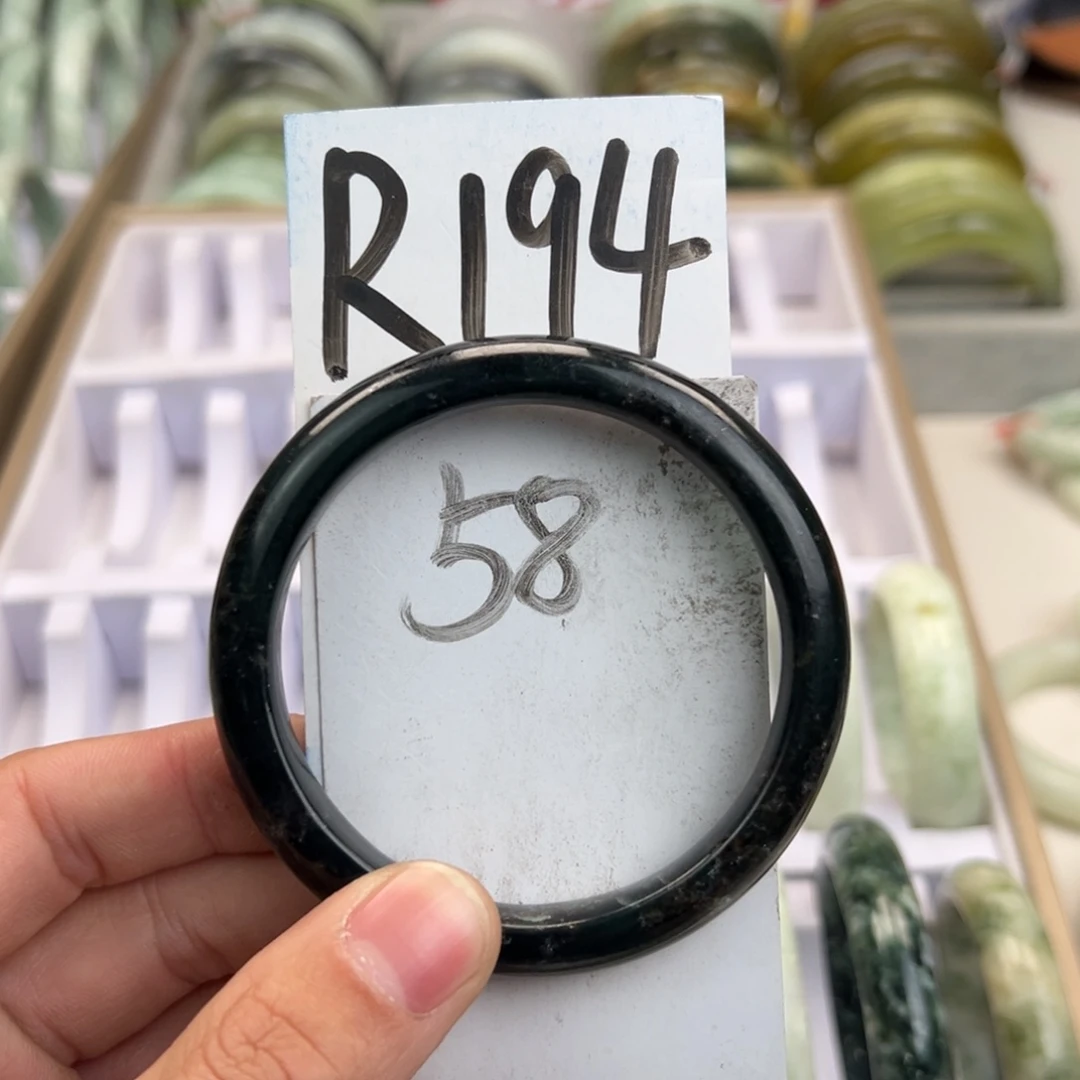 岫玉手镯未镶嵌天然岫玉微瑕，可以正常佩戴