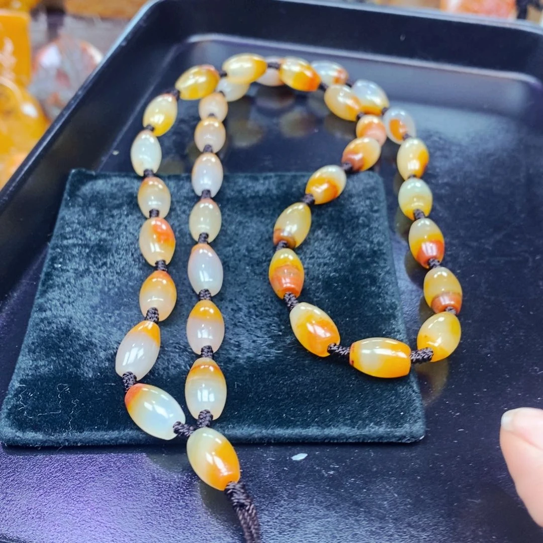 未镶嵌石英质玉（黄龙玉）颈饰