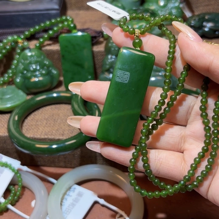 颈饰未镶嵌和田玉（碧玉）