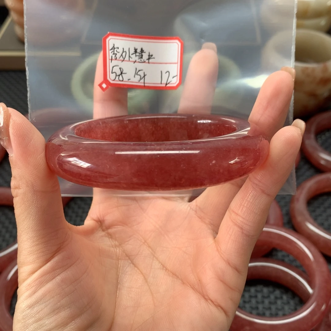 秀***中石英岩玉未镶嵌手镯