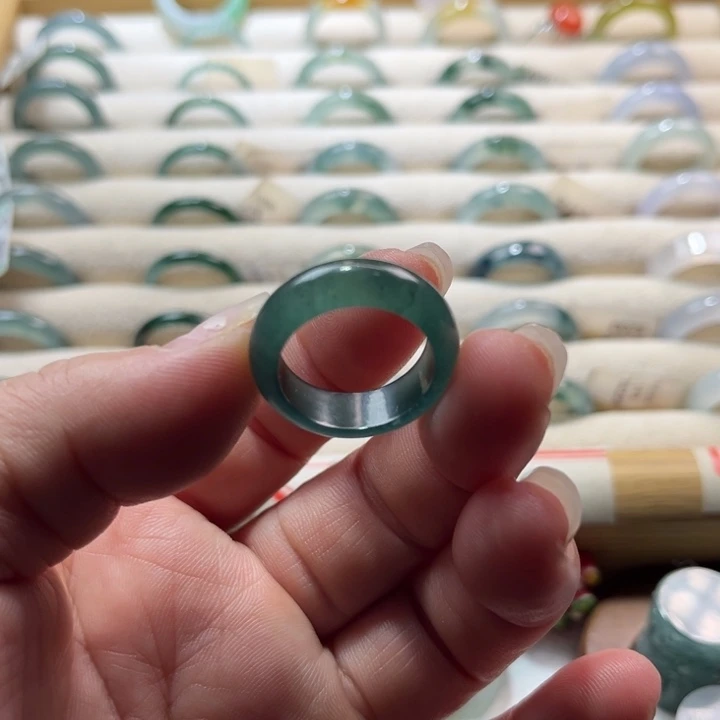 翡翠未镶嵌戒指蓝水