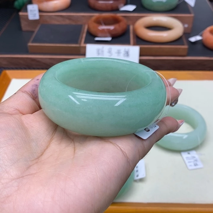 铭***店石英质玉未镶嵌手镯