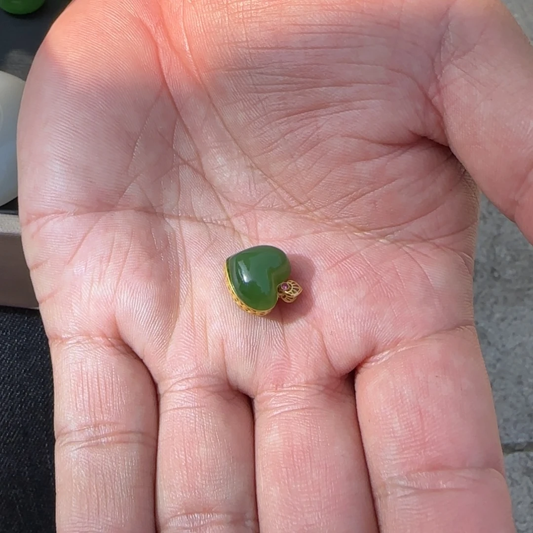 耒***耒和田玉18K金镶嵌颈饰俄碧夹层料