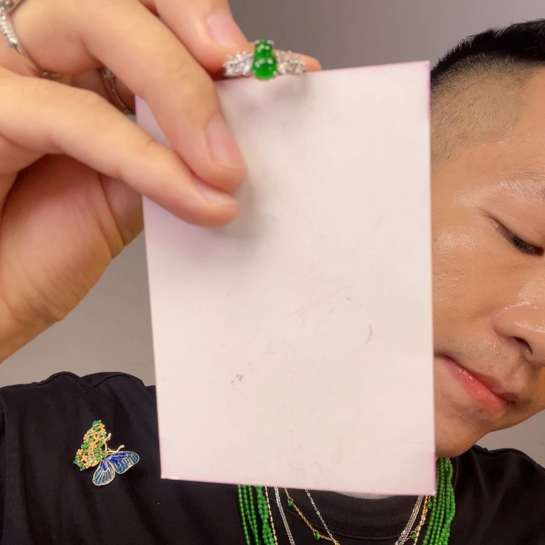 翡翠未镶嵌颈饰一件