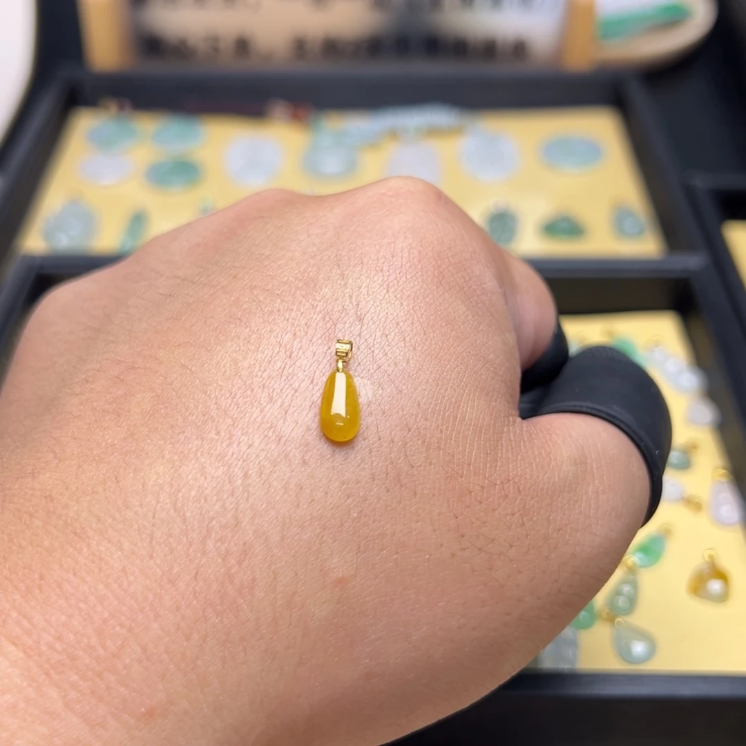 翡翠18K金镶嵌颈饰水滴