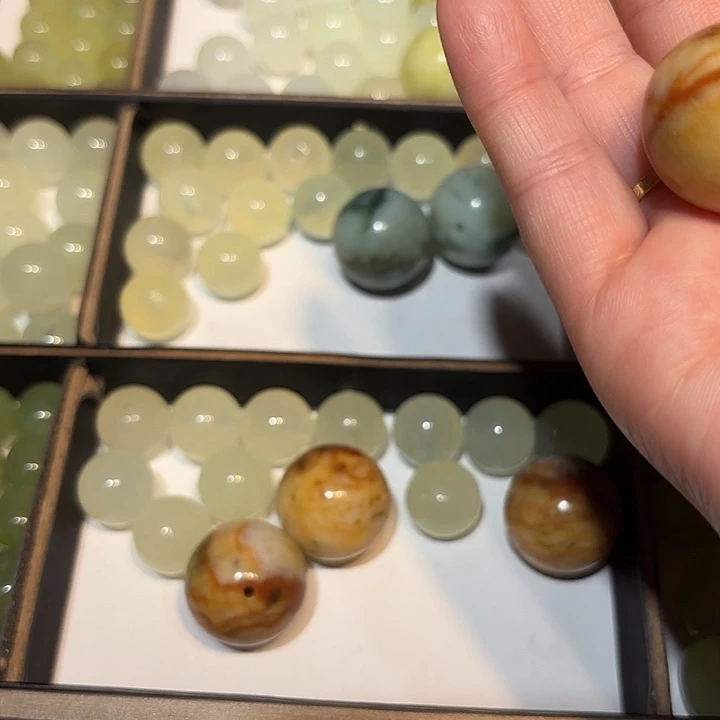 叶***可蛇纹石玉未镶嵌单珠1个