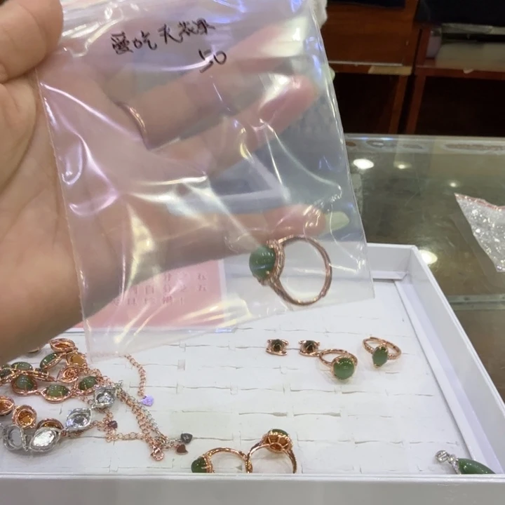 爱***.和田玉（碧玉）手镯未镶嵌