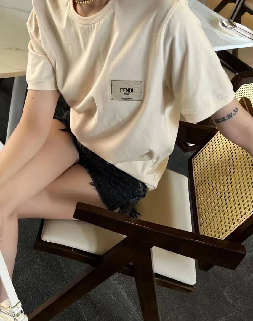 未使用 FENDI/芬迪  sm12694401 黄色logo短袖 s码 全新未使用