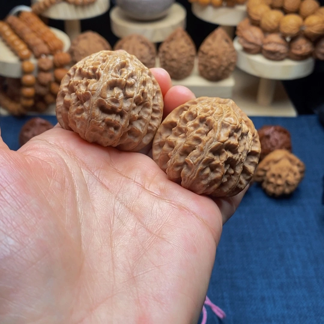 吊坠桃核三角白狮子40.5