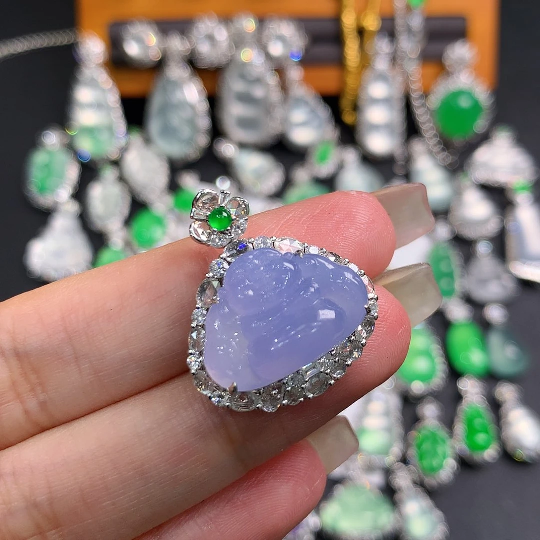 b***张翡翠18K金镶嵌颈饰佛公