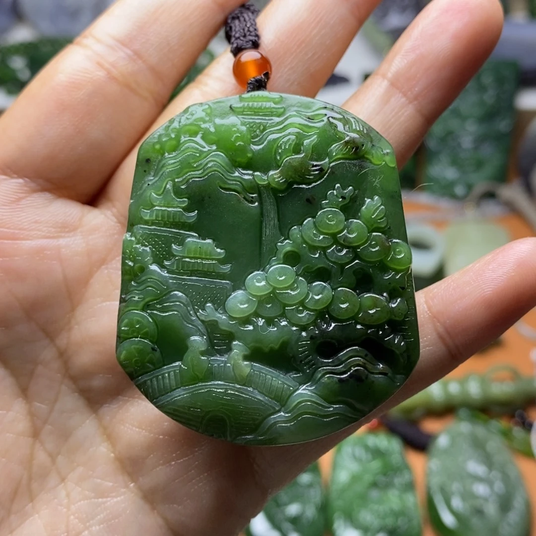 和田玉未镶嵌颈饰红皮菠菜绿双面山水