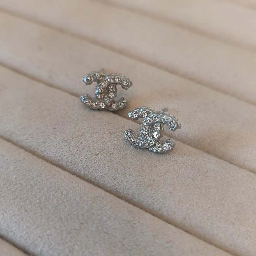 99新 Chanel/香奈儿 迷你银色满钻耳钉/xm21393