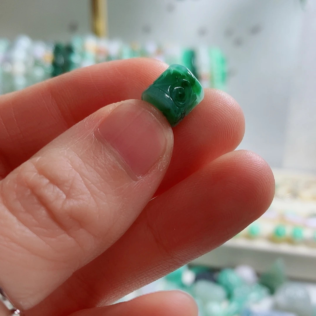 翡翠未镶嵌颈饰25卡8