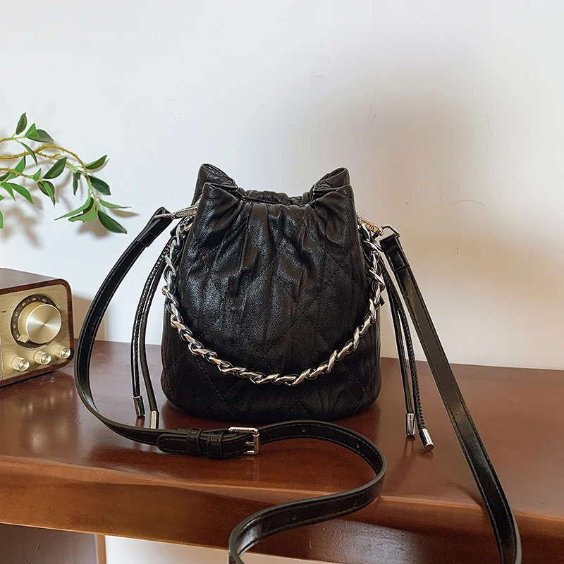 水桶包纯色斜挎包复古手提包韩版时尚气质单肩包褶皱洋气2025新款