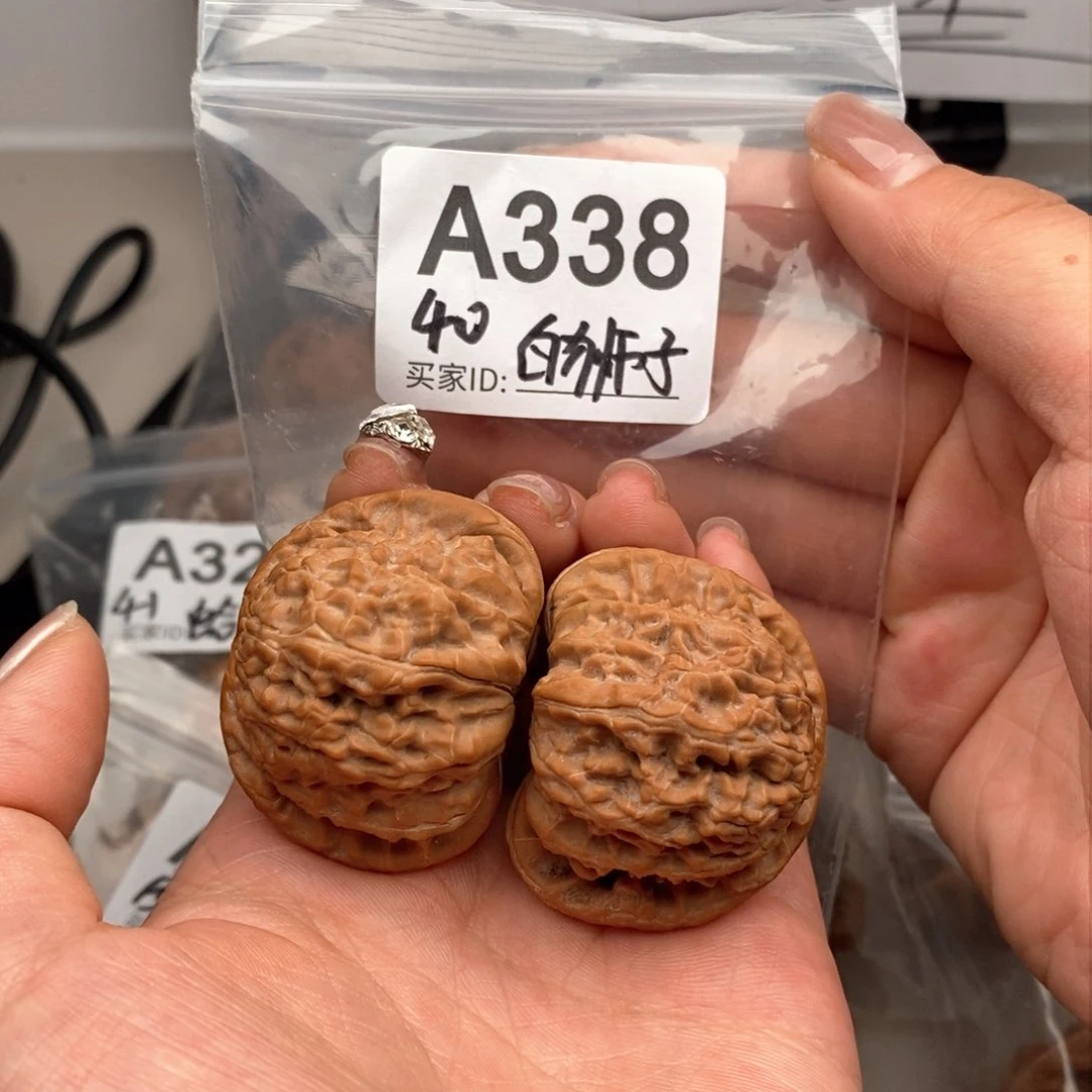 文玩核桃吊坠40白狮子卡姿兰底