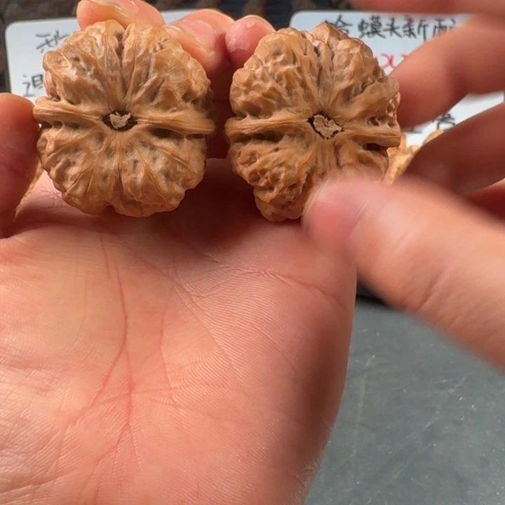 是***吖吊坠文玩核桃蛤蟆的眼睛是真的好看啊