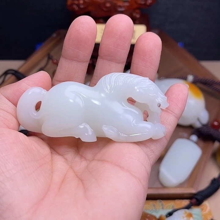 九***鹿和田玉未镶嵌颈饰