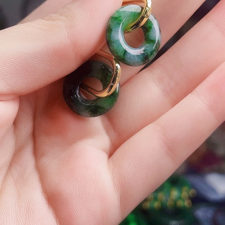 翡翠未镶嵌颈饰多样性