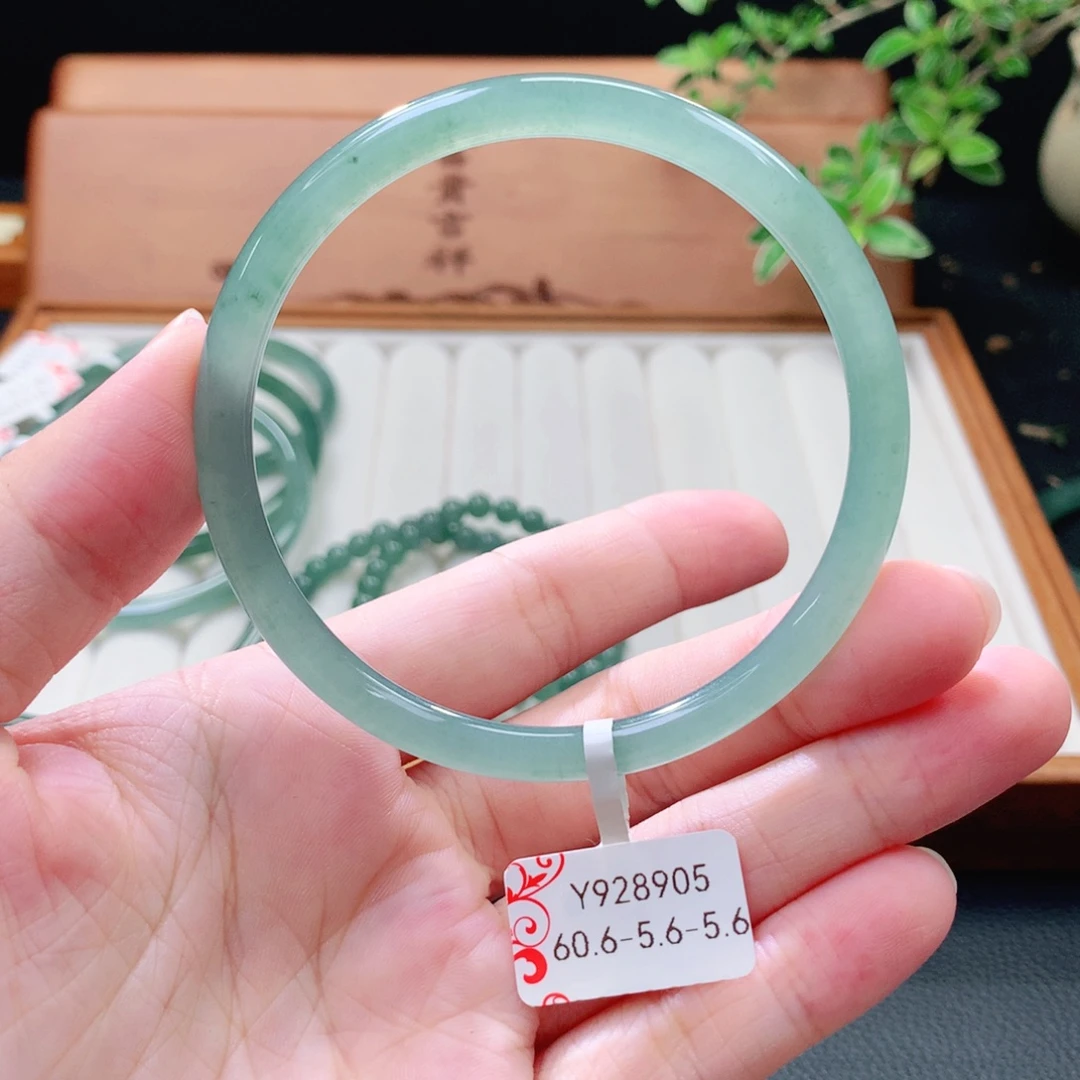翡翠未镶嵌手镯（圆镯）