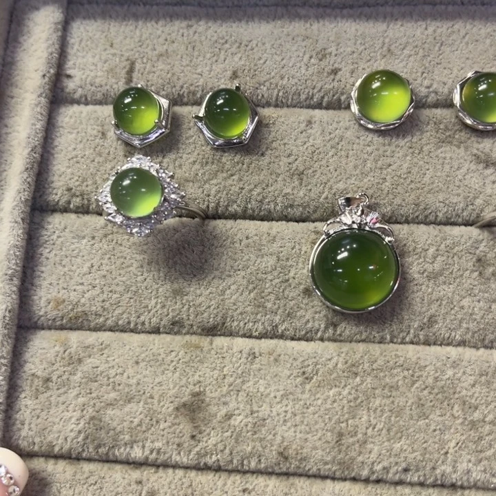 蛇纹石玉吊坠合金小****妹