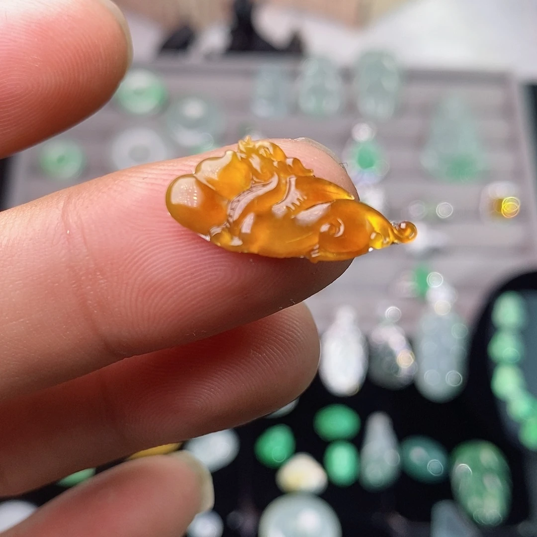 翡翠未镶嵌颈饰飞龙
