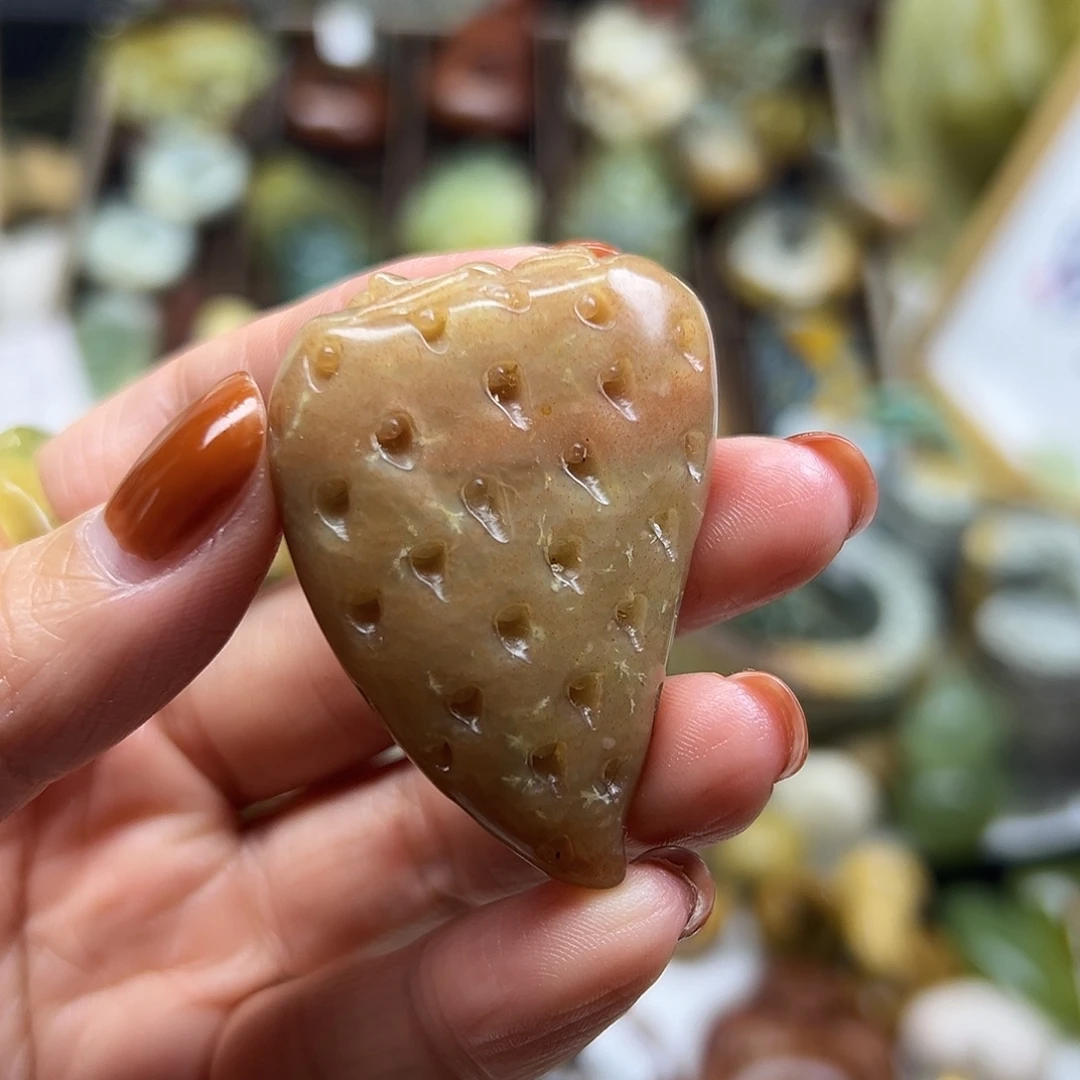 岫玉未镶嵌颈饰辽阳水草草莓