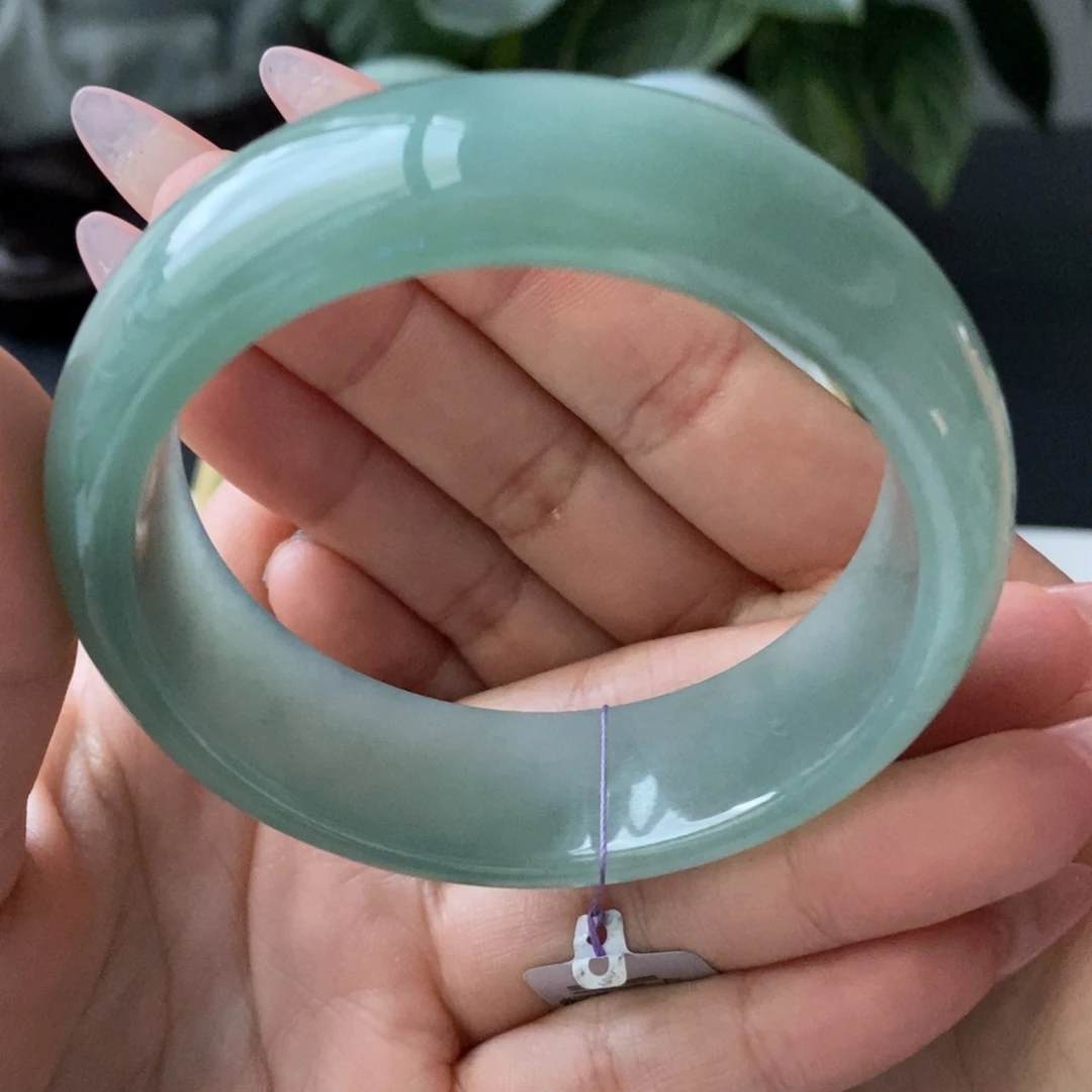 是***…翡翠未镶嵌手镯天然