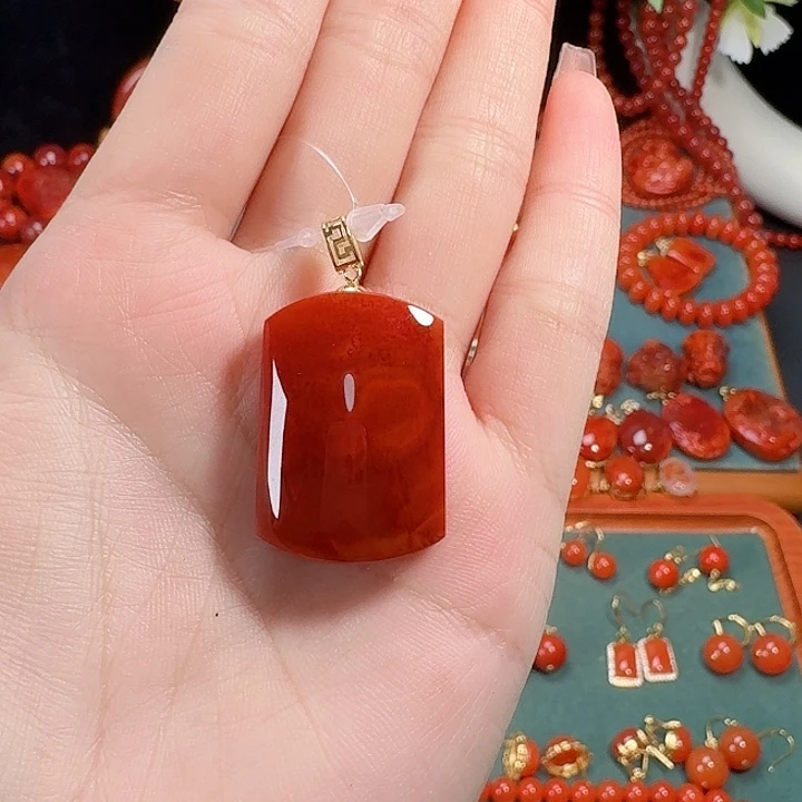 南红玛瑙18K金镶嵌吊坠
