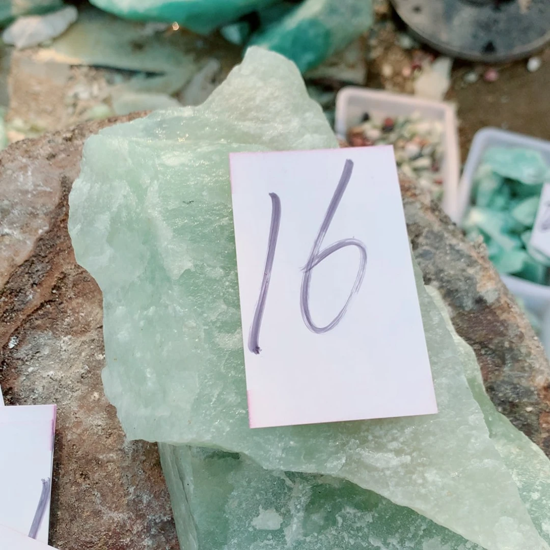 蛇纹石玉未镶嵌原石多*?