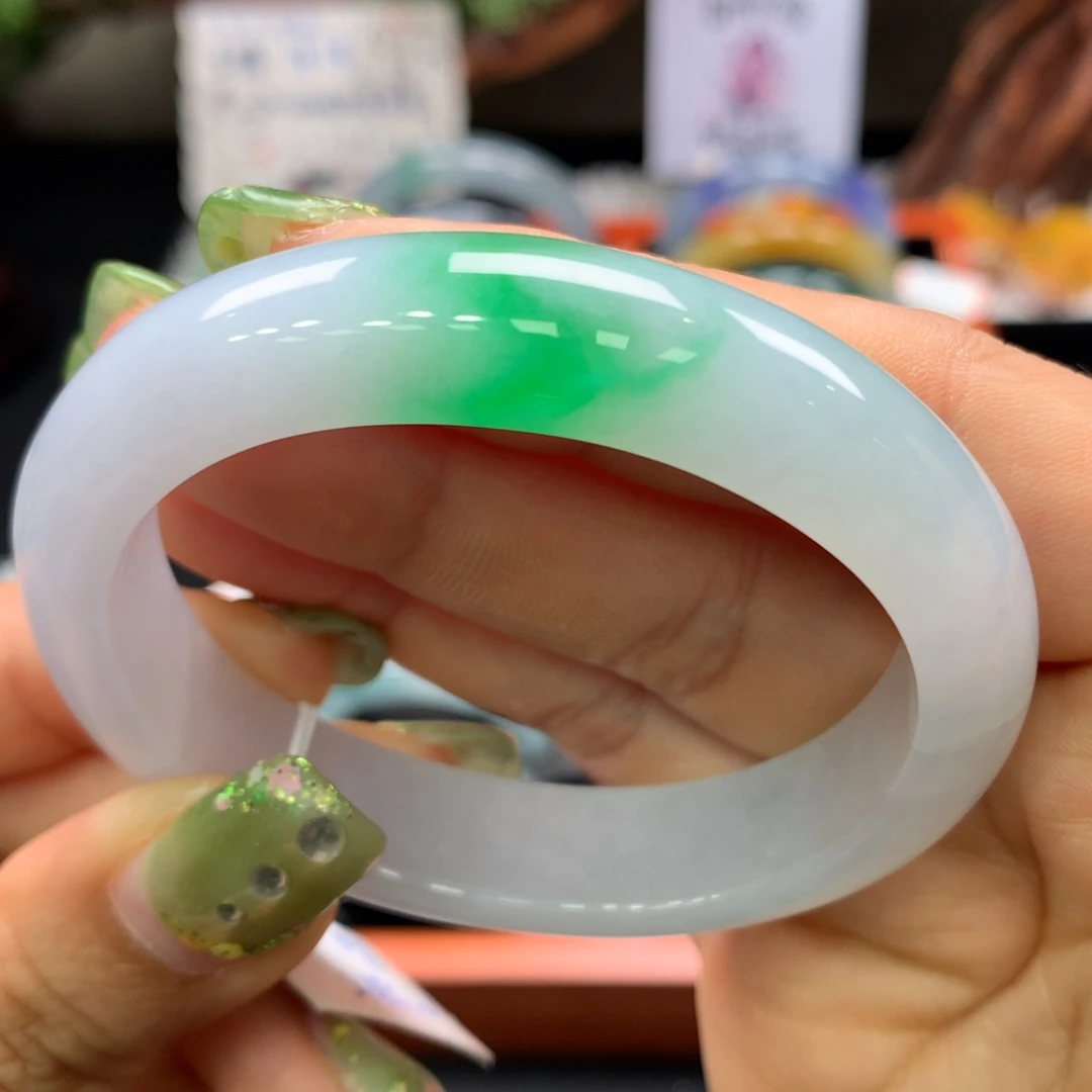 翡翠手镯未镶嵌18号白底青