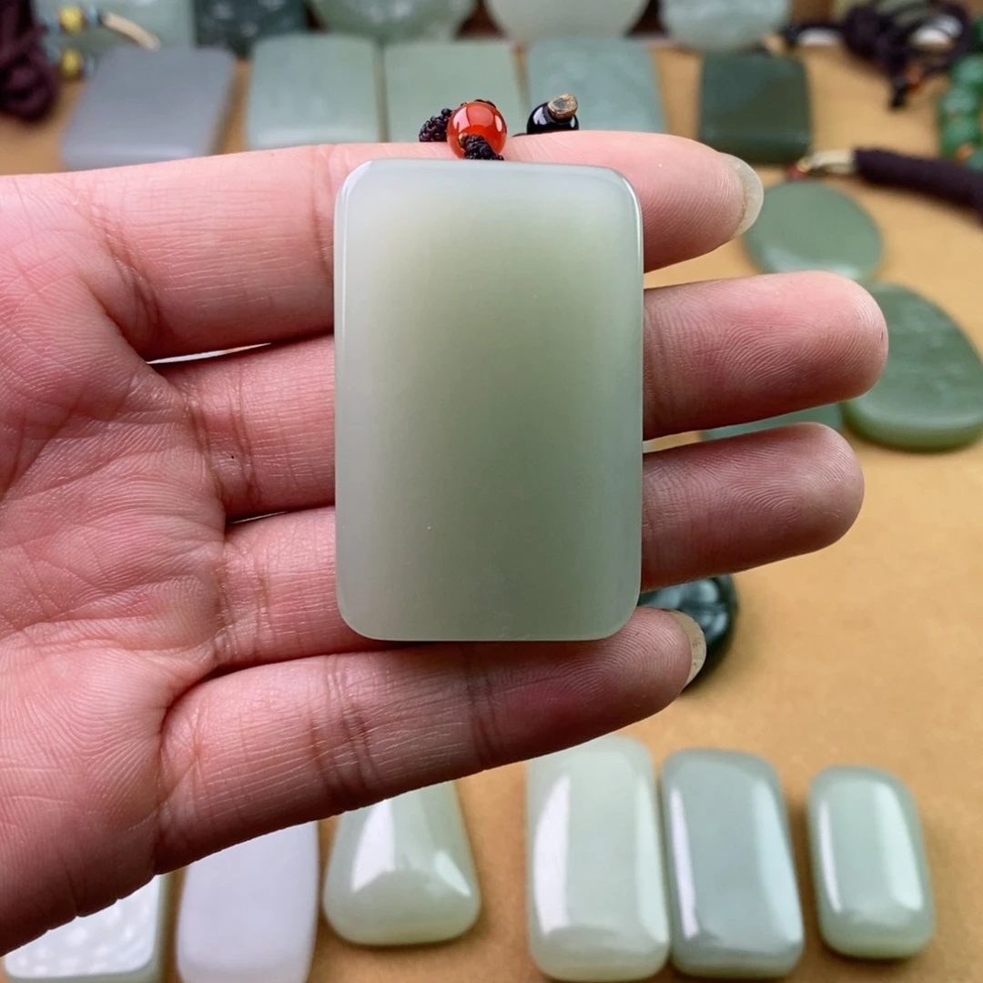 和田玉颈饰未镶嵌j****o有包容有晶体