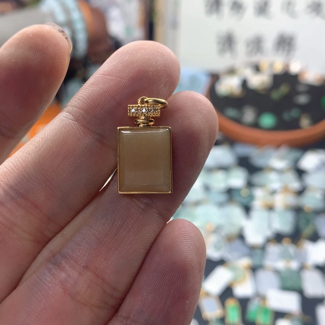 颈饰18K金镶嵌翡翠