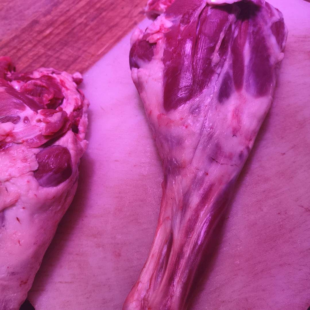 新鲜的带骨羊后腿