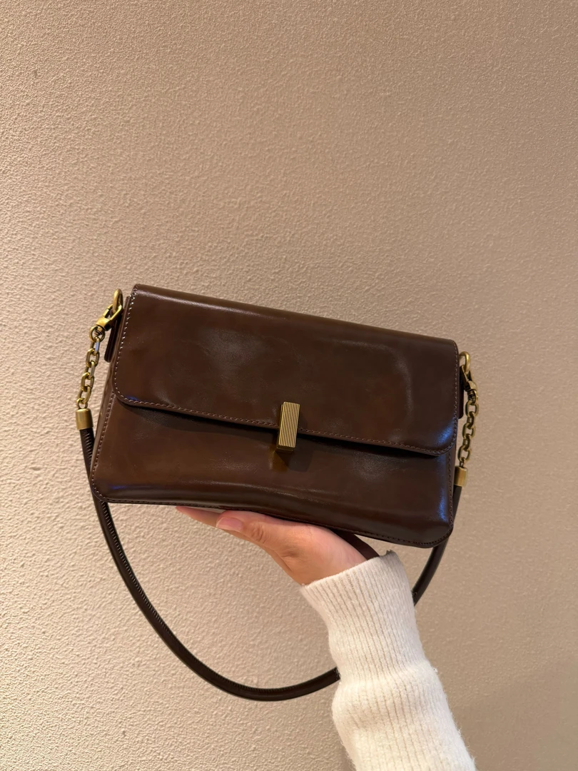 网红爆款腋下法棍包纯色OL通勤简单高级感单肩包腋下斜跨包