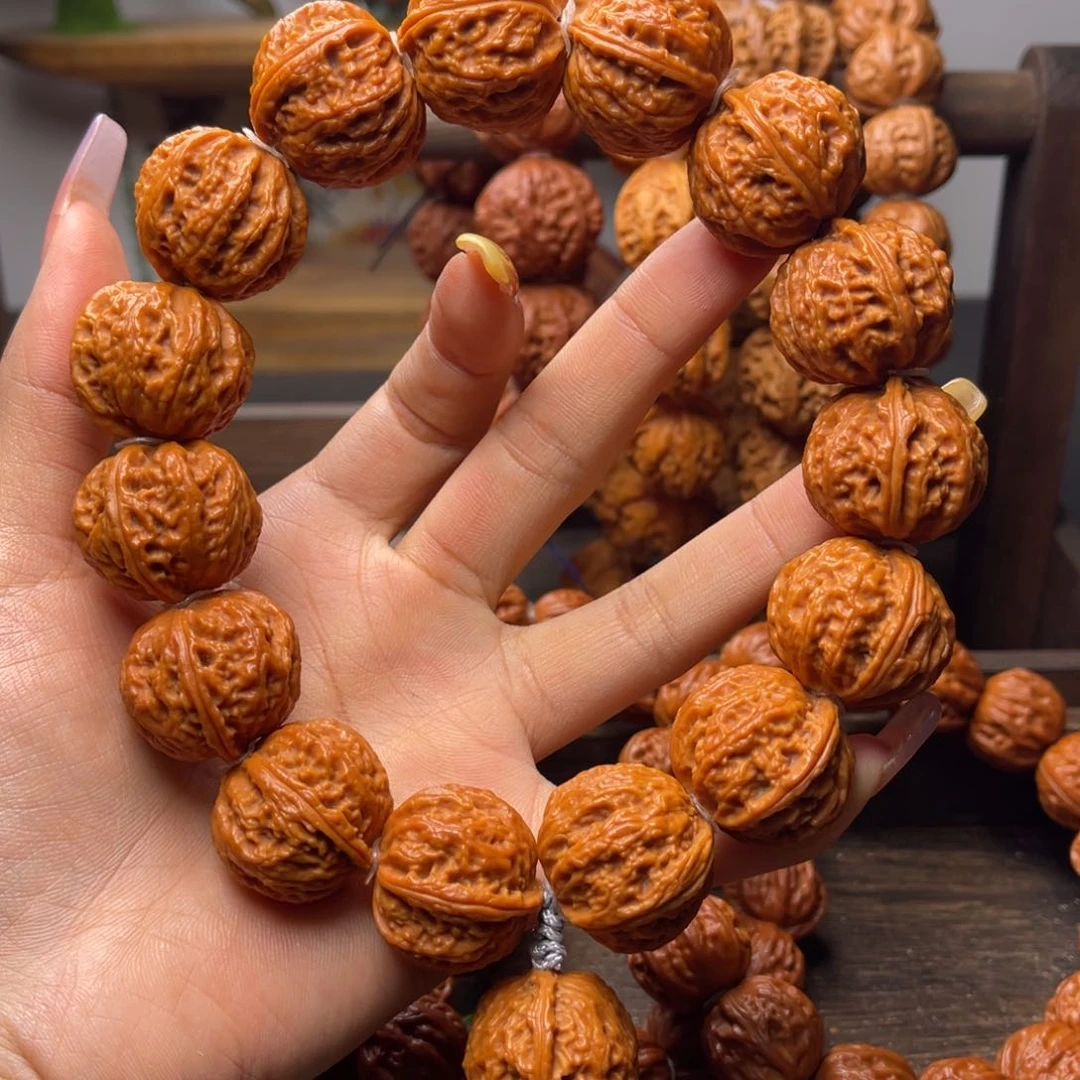 文玩核桃吊坠麒麟纹，皮质好，骨质好，油性足，完美无缺，