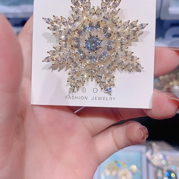 锆石铜合金雪花胸针