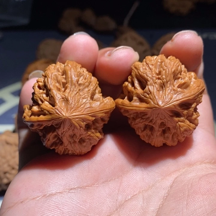 文玩核桃吊坠野牛
