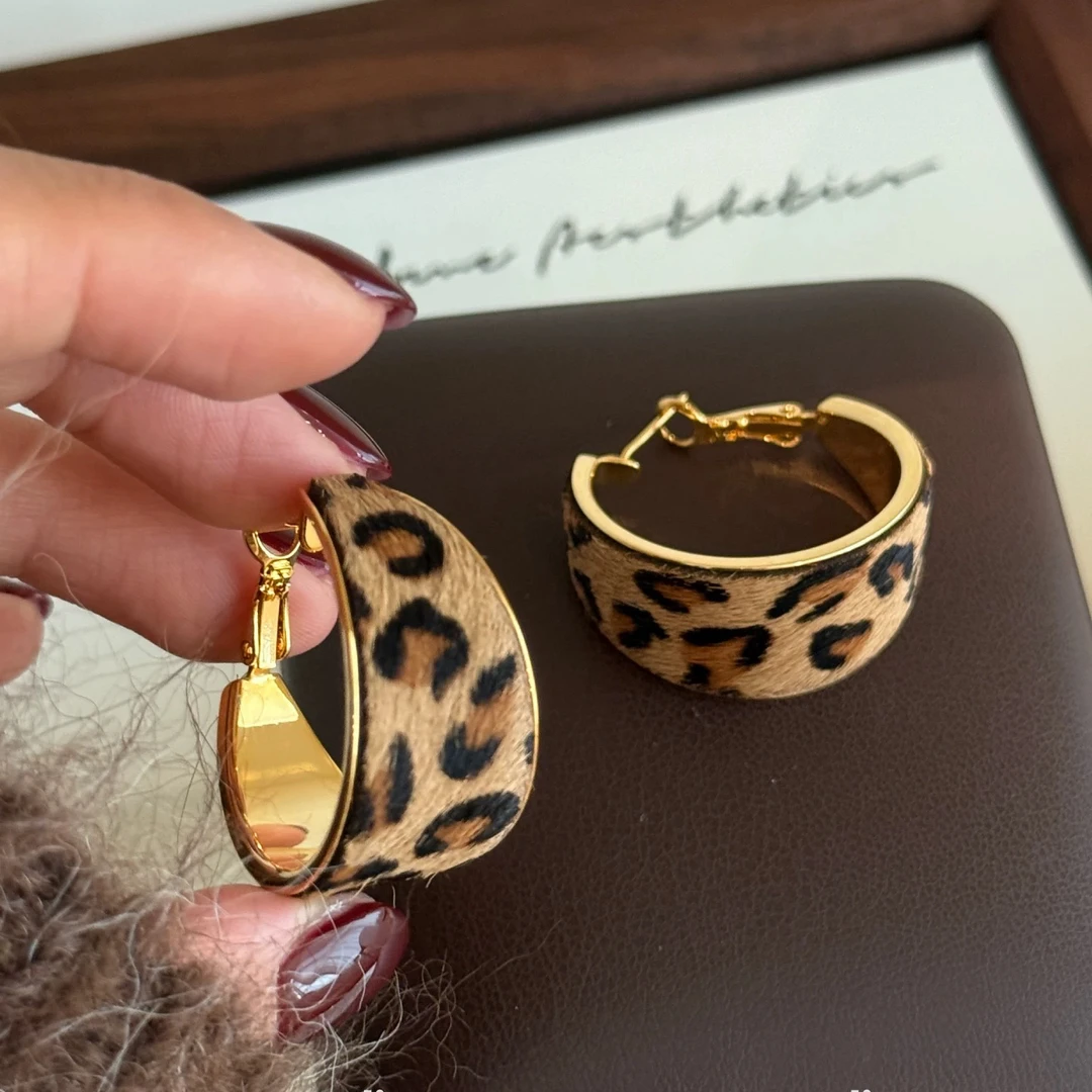 铜合金耳饰 辣到了~毛豹纹卷边韩系美拉德耳圈显脸小耳环 A85