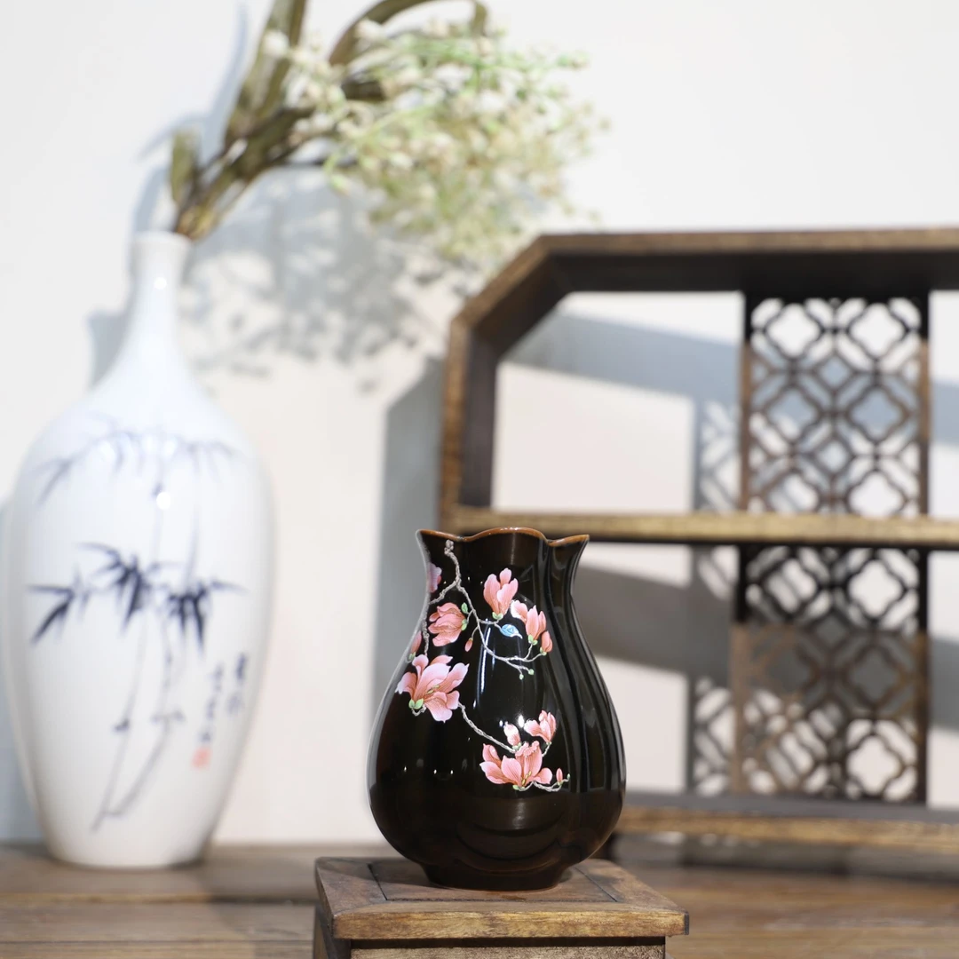 乌金釉粉玉兰花口瓶