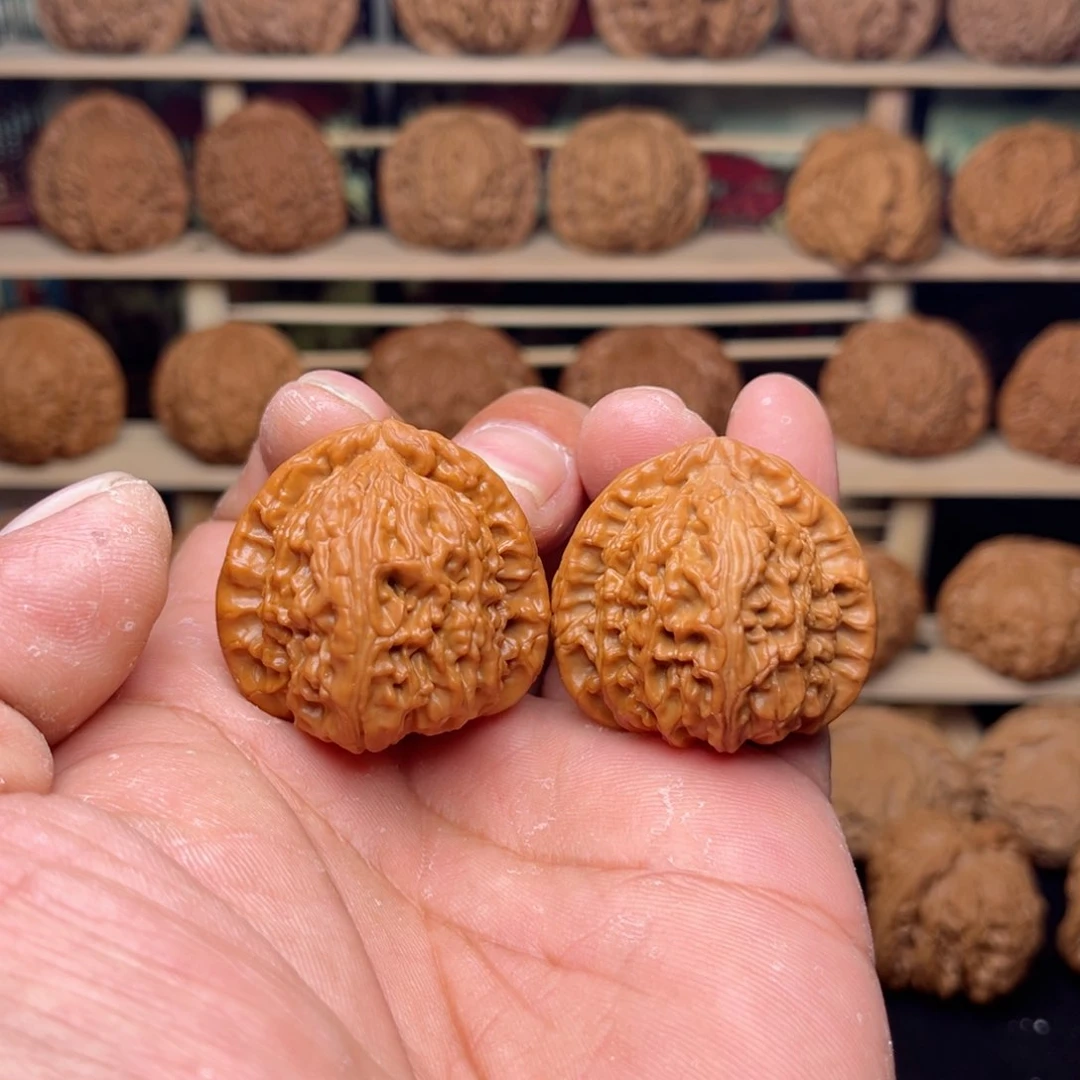 文玩核桃把件王****?文玩核桃把件35尺白狮子