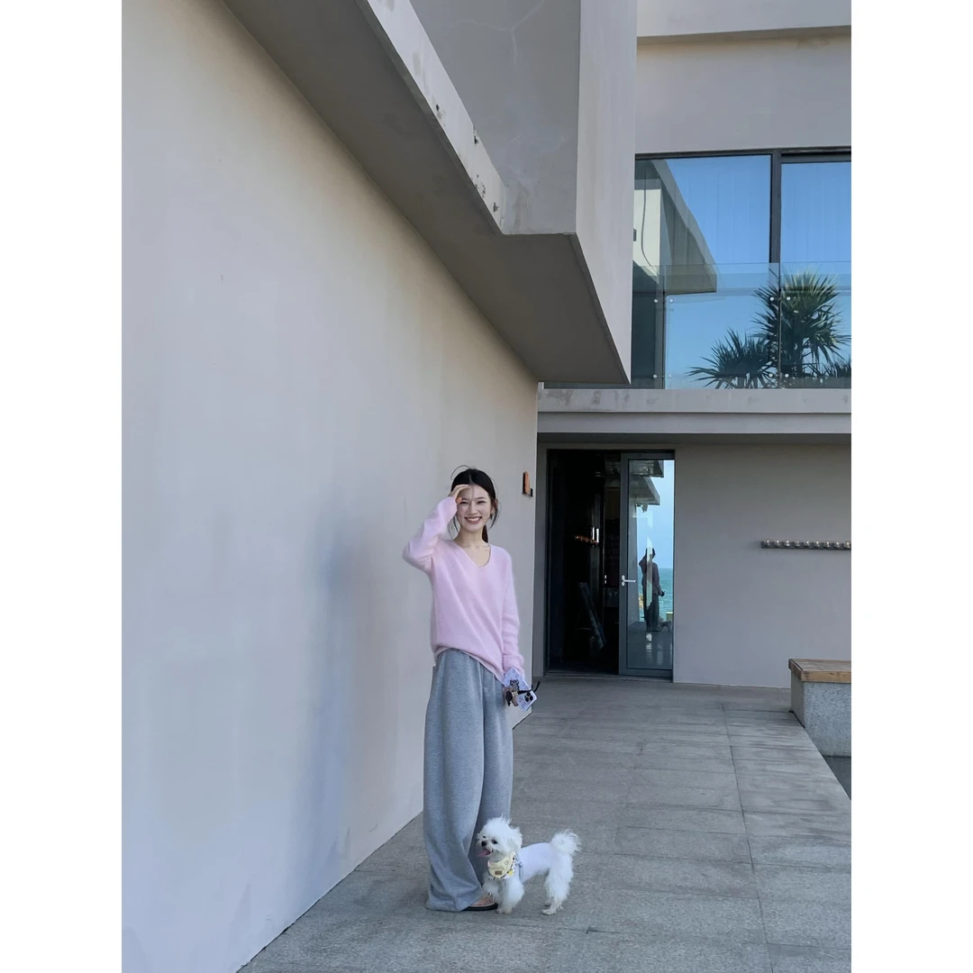 2025秋季巨好看穿搭女盐系减龄休闲松弛感粉色v领毛衣阔腿裤套装