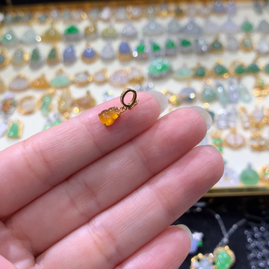 格***ᵉ翡翠18K金镶嵌颈饰翡翠