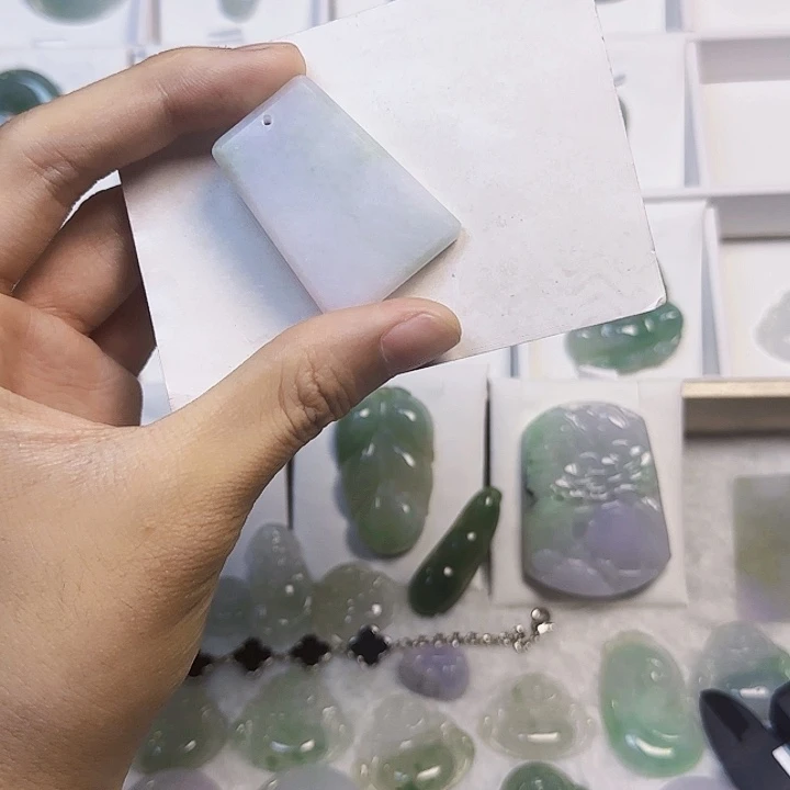 翡翠未镶嵌颈饰发现