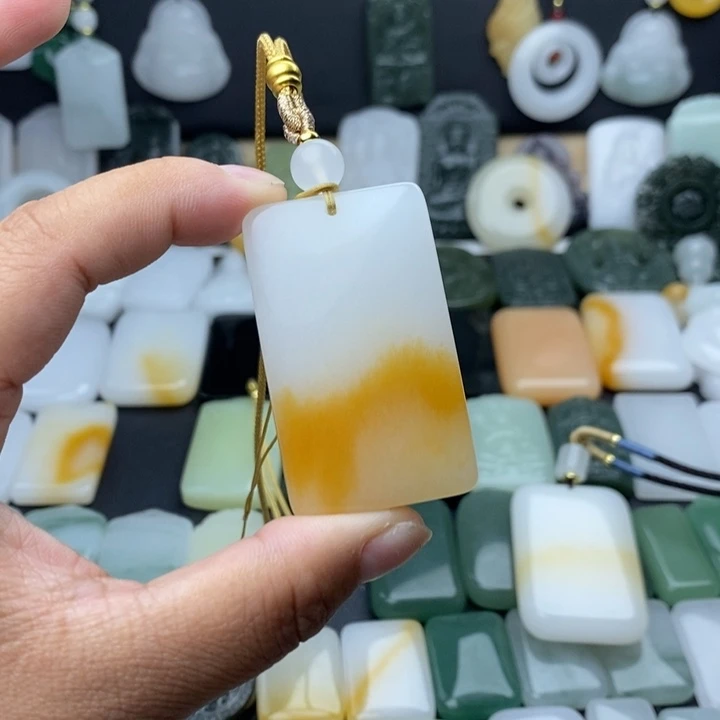 有***六石英质玉未镶嵌颈饰