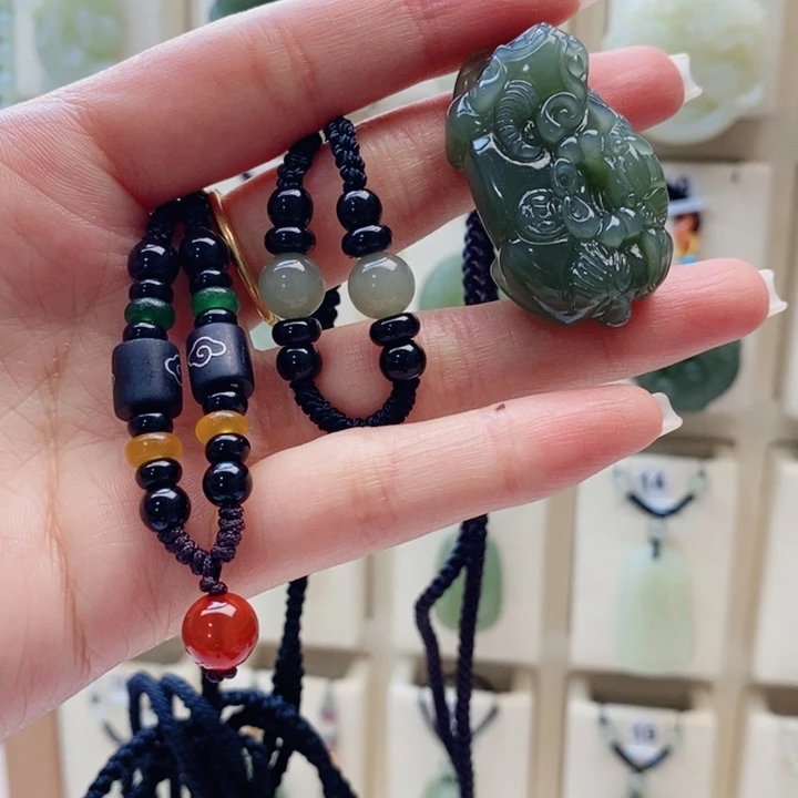 夸***夸和田玉未镶嵌颈饰