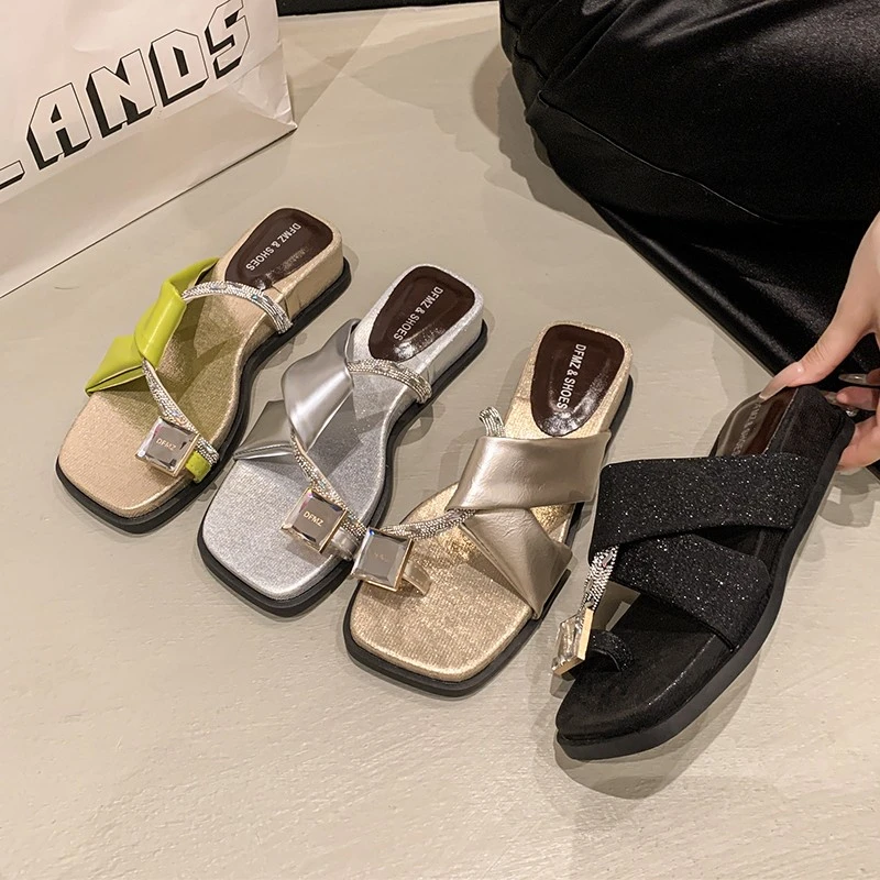 2025年夏季新款网红水钻方扣复古爆款高级感小众方头软底一字拖